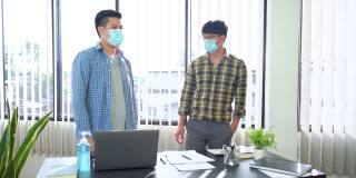 两名工友戴口罩打招呼用肘打招呼避免握手的4k视频，以确保新冠肺炎疫情期间的安全和防护