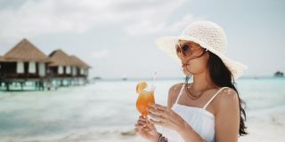 亚洲女游客喝橙汁，健康饮料