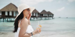 亚洲女游客喝橙汁，健康饮料