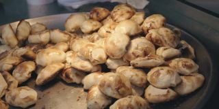 新疆传统食物——烤馒头，新疆，中国。