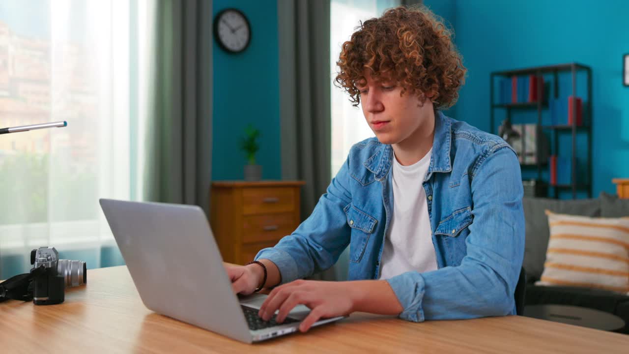 在家教育和学习。一个十几岁的男孩用笔记本电脑学习，观看在线讲座、研讨会和大师课程。微笑的男人与朋友聊天网站交流