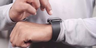 男人的手使用智能手表。