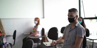 老师给学生考口罩——戴口罩