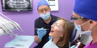 接受牙科治疗的妇女