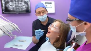 接受牙科治疗的妇女视频素材模板下载