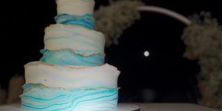 婚礼蛋糕与浪漫的月光背后