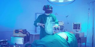医生戴VR护目镜与患者在手术室讨论，AR增强现实3D未来体扫描数据手术数字技术医院医疗保健。