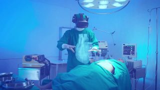 医生戴VR护目镜与患者在手术室讨论，AR增强现实3D未来体扫描数据手术数字技术医院医疗保健。视频素材模板下载