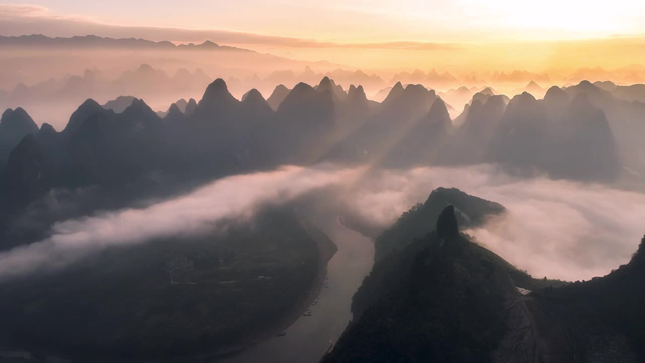 漓江穿过桂林喀斯特峰林，是一幅美丽的图画