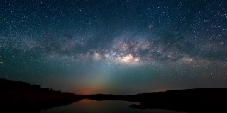 4K时间间隔的银河和日出在泰国乌汶ratchathani的三盘博克峡谷