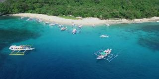 直升机岛和巴拉望海滩，观光胜地。在菲律宾的埃尔尼多。宁静的白色沙滩与清澈的绿松石水，棕榈树的岩石构成的背景