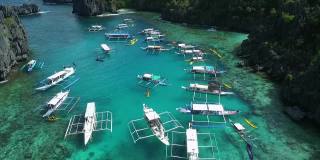 巴拉望的小泻湖，观光胜地。在菲律宾的埃尔尼多巡回演出。美丽的风景，大泻湖和大海的背景
