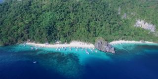 7名突击队员和木瓜海滩在巴拉望，观光地点。在菲律宾的埃尔尼多巡回演出。宁静的白色沙滩与清澈的绿松石水，棕榈树的岩石构成的背景