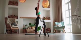 女运动员正在拍摄她的健身视频博客。在线学习直播