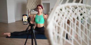 女性博客在网上开设健身课程。在线直播视频博客