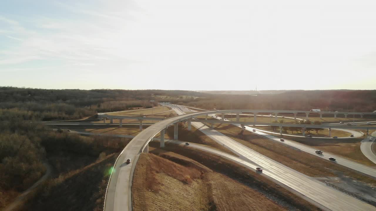 立交桥交通空中立交桥视图在美国中西部高速公路运输4K系列视频