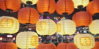 街上挂满灯笼庆祝中国新年