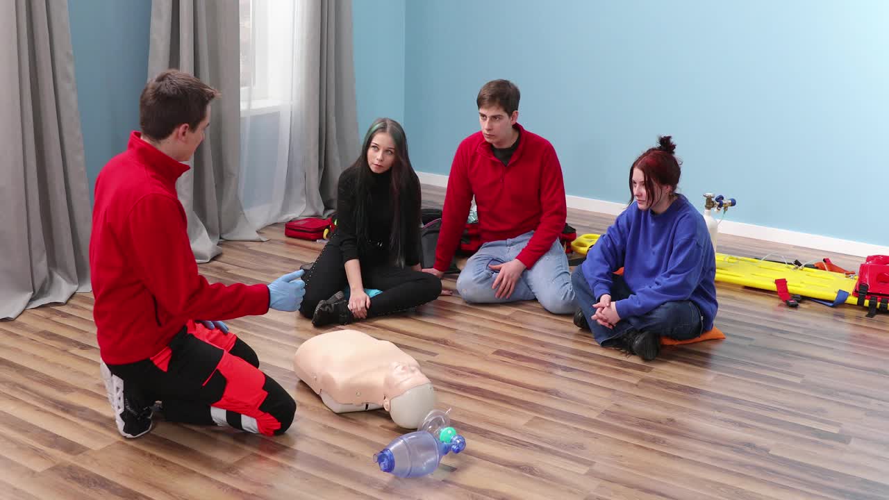 一组青年徒手练习急救训练，心肺复苏术假人急救课程。理念培训技能拯救生命。Cpr人体模型就是一个例子