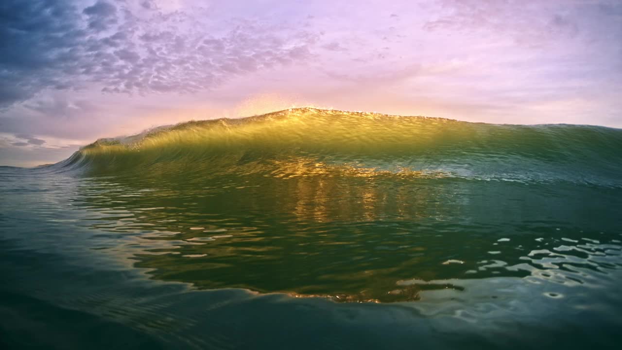 海浪。在巴西坎佩切海滩，大西洋的波浪在巴西海岸冲散。在日出时波浪翻滚