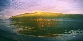 海浪。在巴西坎佩切海滩，大西洋的波浪在巴西海岸冲散。在日出时波浪翻滚