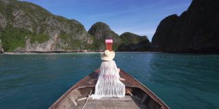 慢动作场景后视图亚洲妇女在热带岛屿乘船旅行，在泰国的皮皮利岛乘船旅行