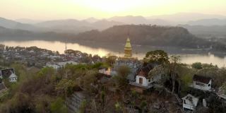 在老挝琅勃拉邦日落时福西山的鸟瞰图