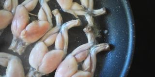 传统做法是用平底锅煎青蛙腿。