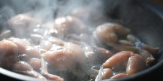 传统做法是用平底锅煎青蛙腿。