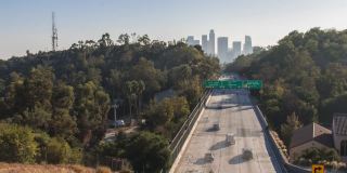 以市中心为背景的4K延时拍摄洛杉矶的交通状况