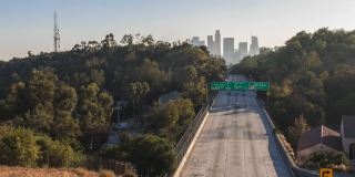 以市中心为背景的4K延时拍摄洛杉矶的交通状况