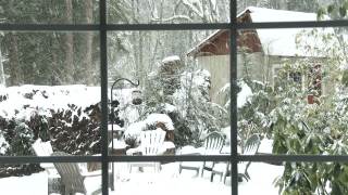 窗外的小木屋飘着雪花视频素材模板下载