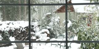 窗外的小木屋飘着雪花