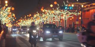 街上挂满灯笼庆祝中国新年