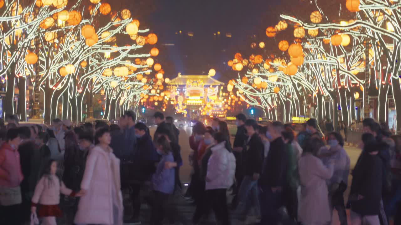 街上挂满灯笼庆祝中国新年