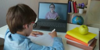 孩子与老师用平板电脑写作业，在家里学习