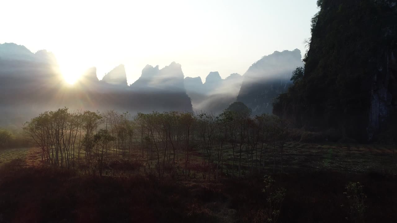 空中镜头美丽的日出在喀斯特山峰景观