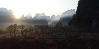 空中镜头美丽的日出在喀斯特山峰景观