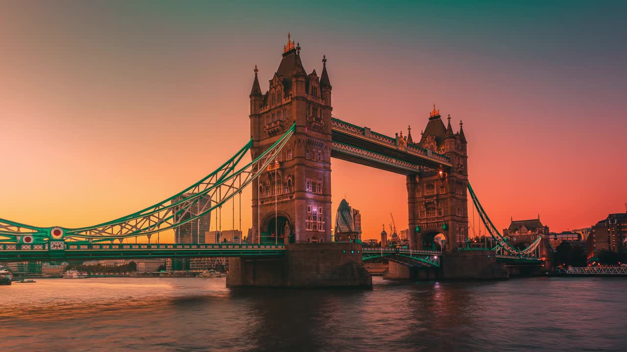 伦敦塔桥的超高清日落时间。英国