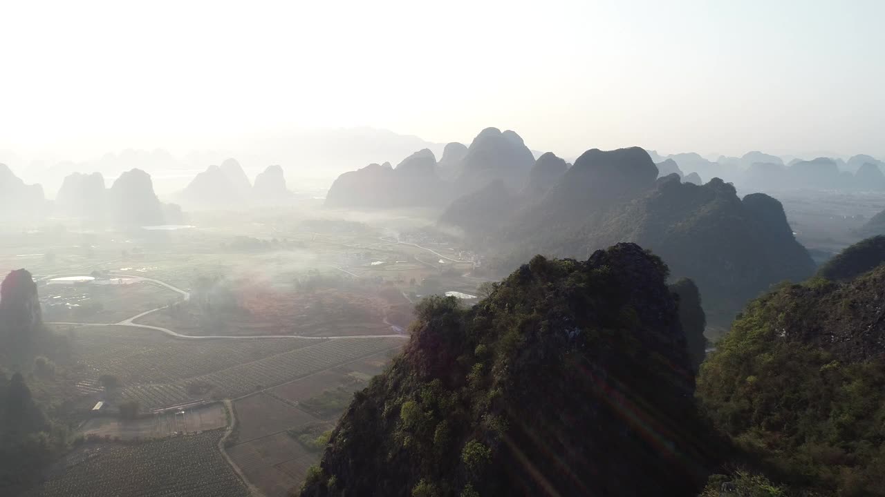 空中镜头美丽的日出在喀斯特山峰景观