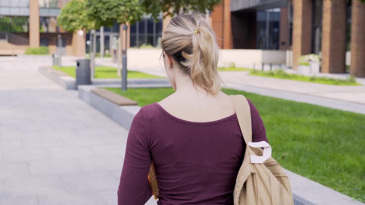 跟着一个背着背包的女人走在公园里