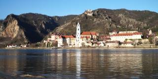 看Dürnstein在多瑙河在春天日落