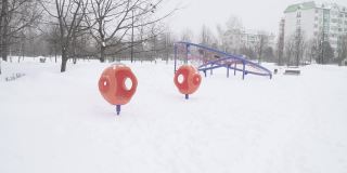 一场大雪后，莫斯科住宅区的儿童游乐场