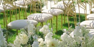 白色的婚礼椅上装饰着白色的花朵