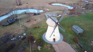 从上往下拍摄拉脱维亚的老Araisi风车。日出时分的冬日。视频素材模板下载