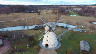 从上往下拍摄拉脱维亚的老Araisi风车。日出时分的冬日。视频素材模板下载