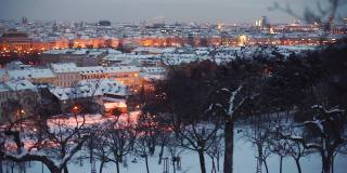 全景布拉格老城冬天的夜晚橙色灯笼照亮街道
