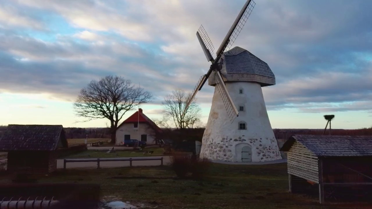 从上往下拍摄拉脱维亚的老Araisi风车。日出时分的冬日。