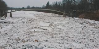 巨大的冰块漂流在拉脱维亚的食人河。空中龙拍摄雪城日。春天这条河上的交通堵塞。一大群移动的冰块