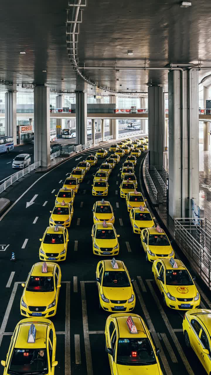 机场出口处繁忙的出租车队伍
