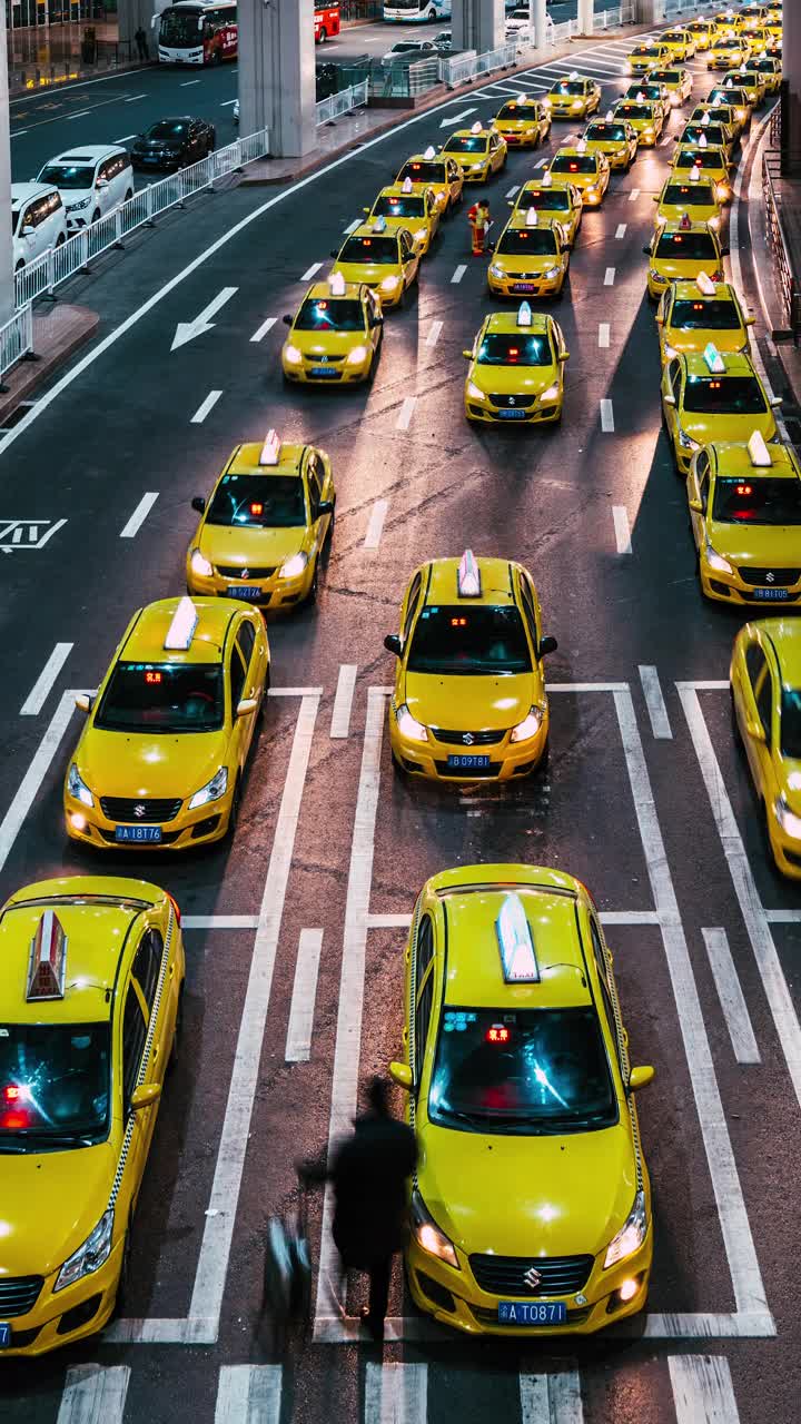 T/L TU晚上机场出口处繁忙的出租车排队